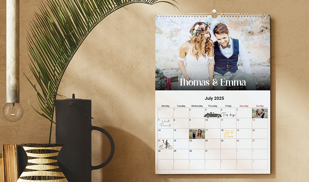 Calendario da parete personalizzato con foto di coppia, date di luglio 2025 e spazio per foto personali. Crea il tuo custode di ricordi su misura!