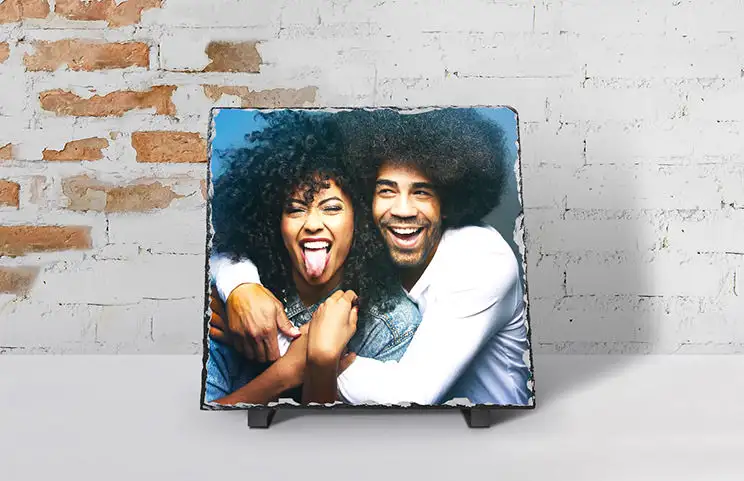 due giovani stampati su una pietra