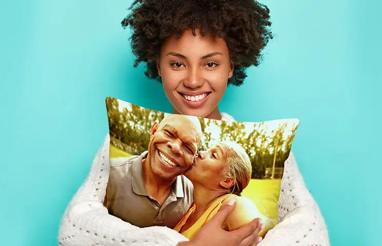 campione di cuscino decorativo in flatlay