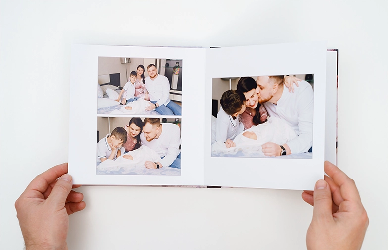 Album fotografico di famiglia con copertina stampata personalizzata e testo del nome della famiglia
