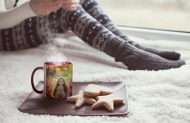 Tazza rossa personalizzata con foto di ragazza accanto a biscotti