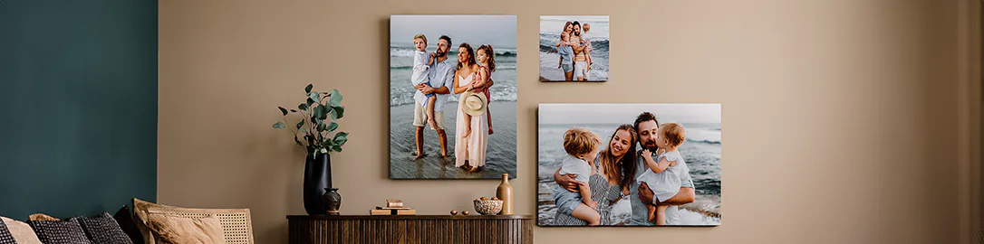 madre che bacia affettuosamente il suo piccolo figlio su una stampa su tela