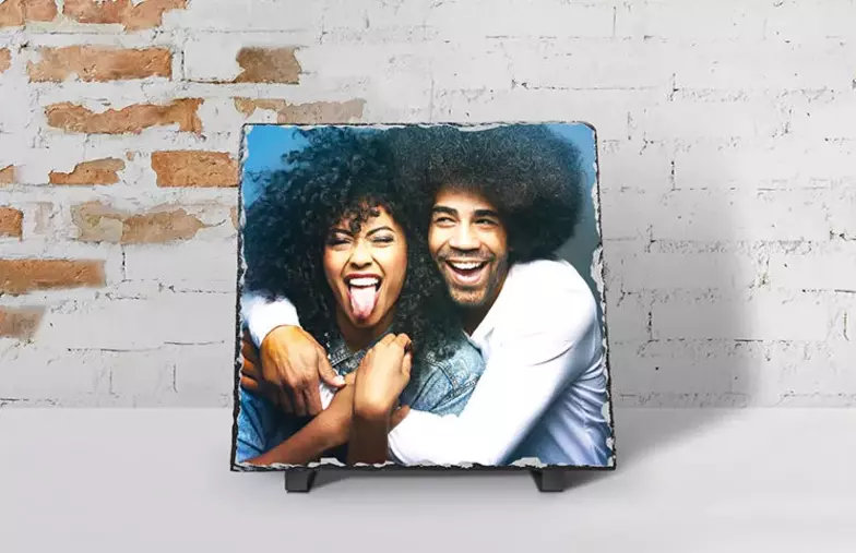 due giovani stampati su una pietra