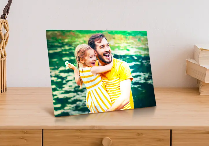 Stampa fotografica in metallo di mamma e figlia sulla libreria