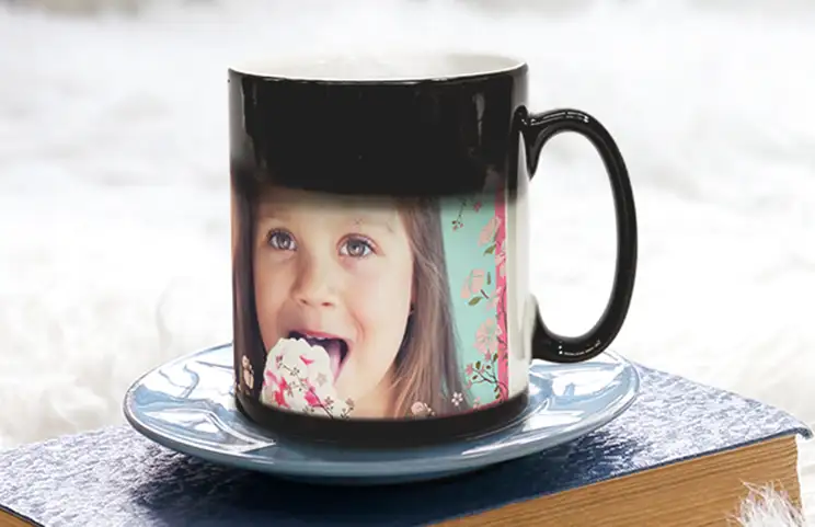 Tè versato nella tazza magica