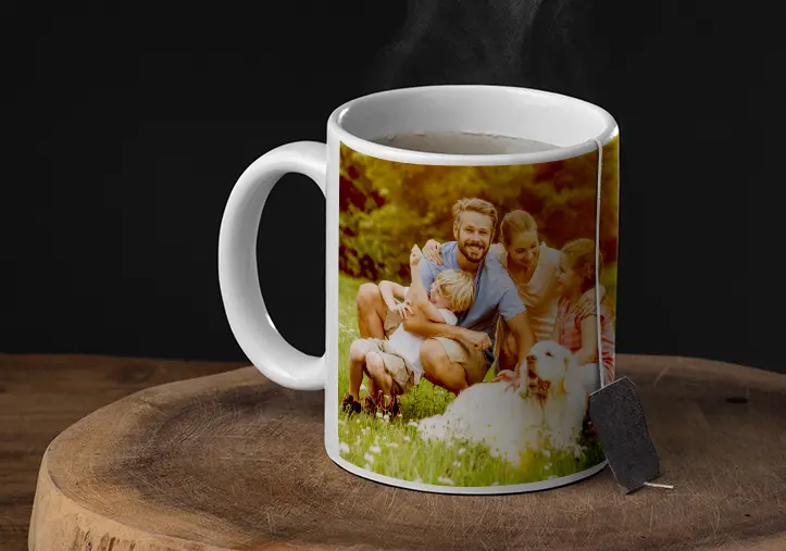 Mamma e figlia che tengono tazze foto personalizzate con foto di famiglia