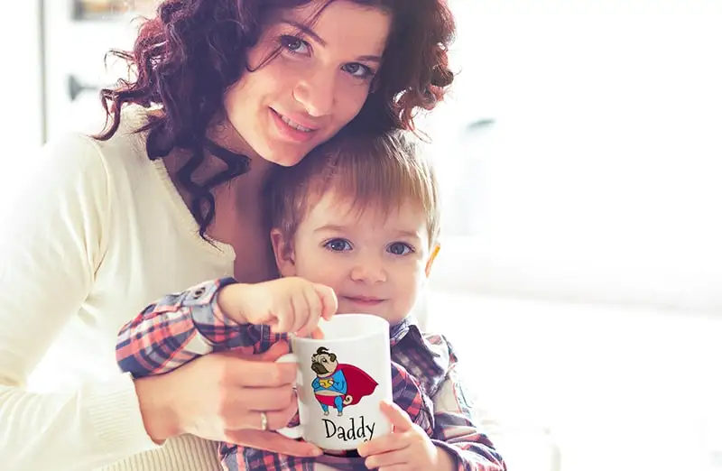 Tazza fotografica personalizzata con immagine di bambino che gattona indossando una tutina animale