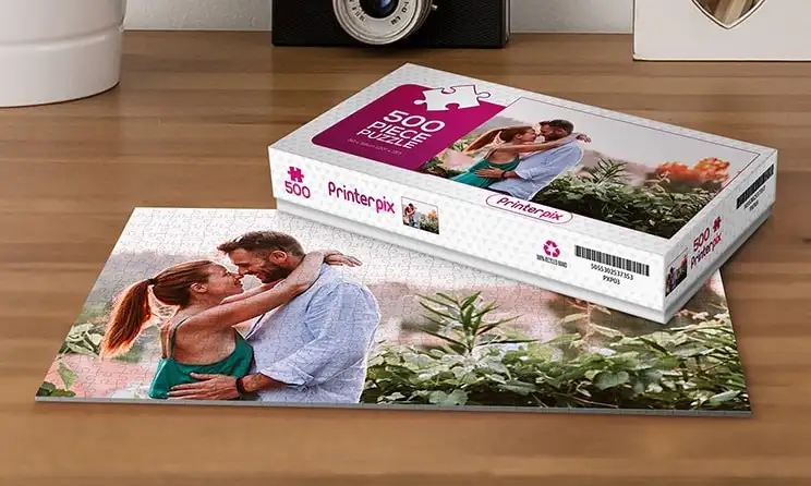 Primo piano del puzzle di cartone personalizzato con foto di famiglia
