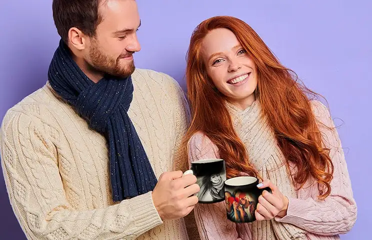 Tazza magica con foto di gatto con tè versato sulla scrivania