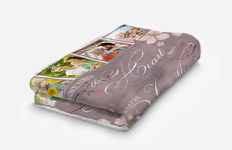Coperta collage su sedia blu