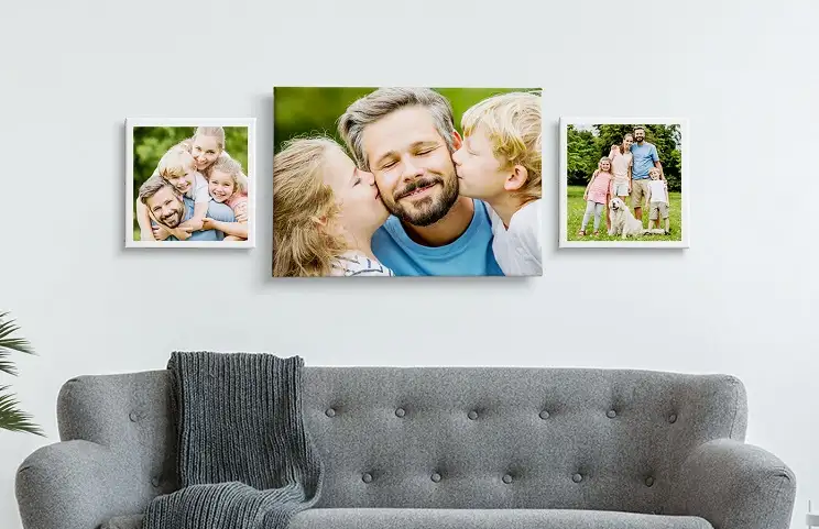 Donna che posiziona la stampa su tela sulla parete