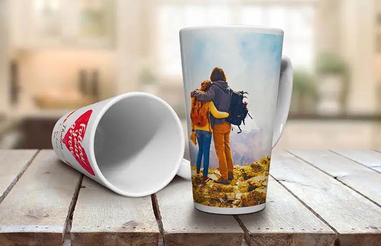 Due tazze da latte personalizzate con foto proprie della coppia e testo con citazione