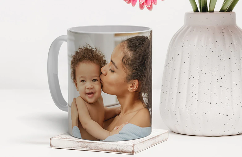 Mamma e figlia che tengono tazze foto personalizzate con foto di famiglia