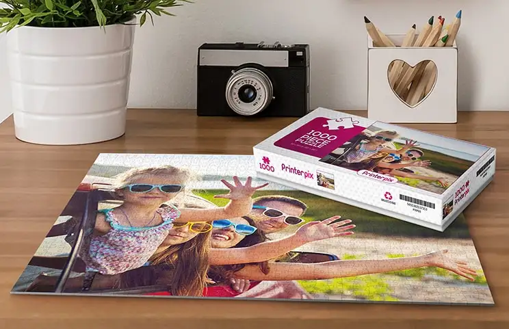 Padre e figlio che giocano con il puzzle