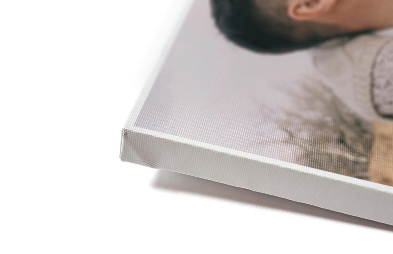 madre che bacia affettuosamente il suo piccolo figlio su stampa su tela