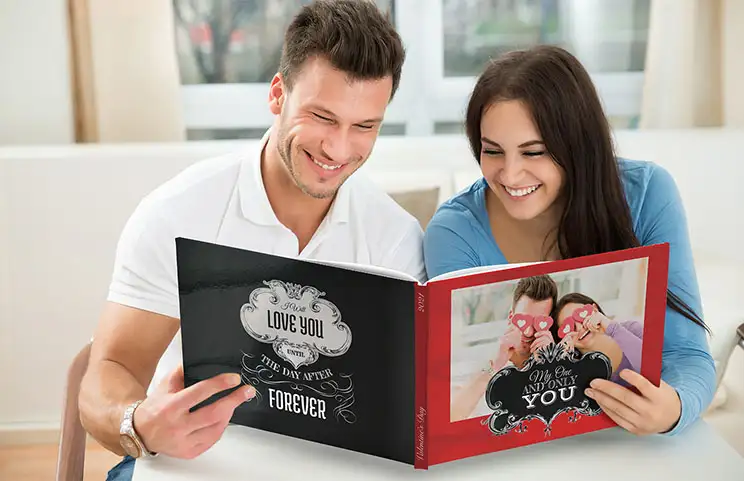 Album fotografico di famiglia con copertina stampata personalizzata e testo del nome della famiglia