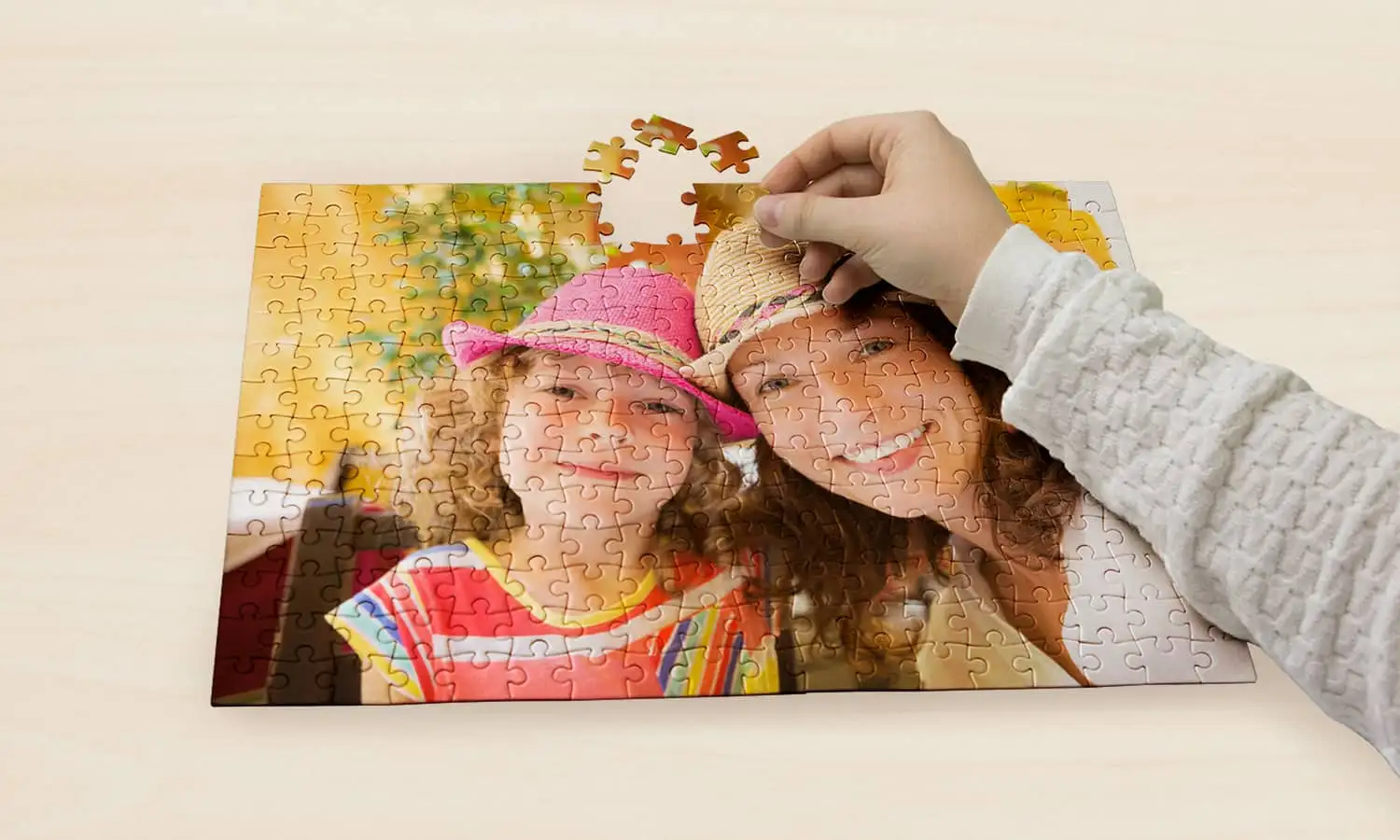 Primo piano del puzzle di cartone personalizzato con foto di famiglia