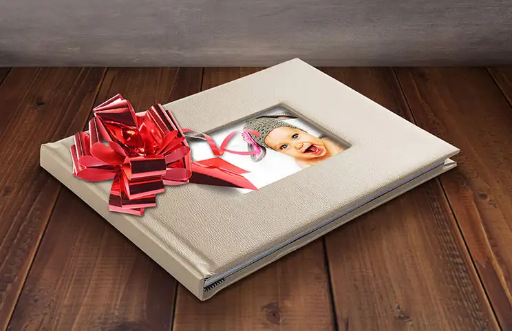 Album fotografico in pelle beige con copertina finestra e foto del bambino