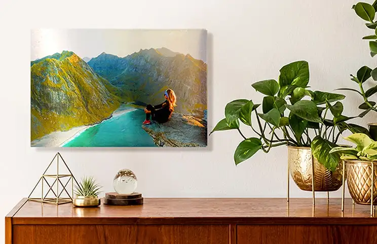 Grande stampa fotografica in metallo con foto di una donna su una montagna