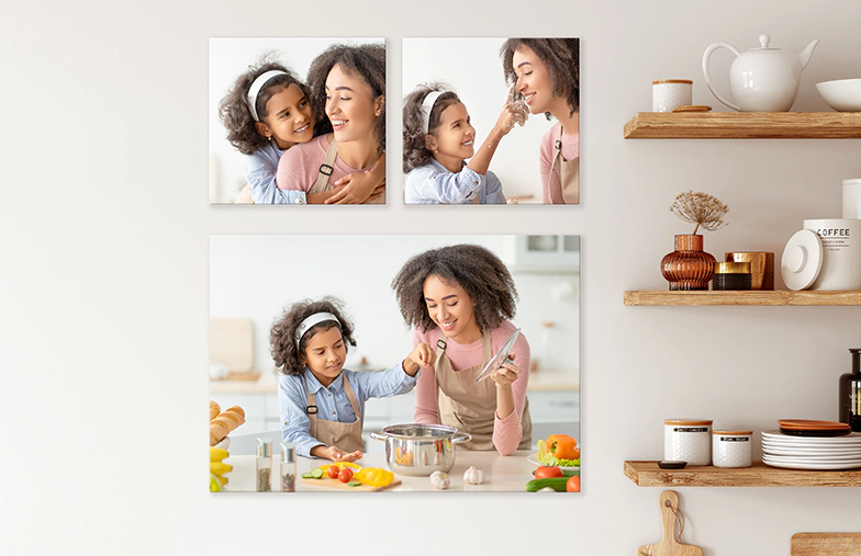 Stampa fotografica in metallo di mamma e figlia sulla libreria