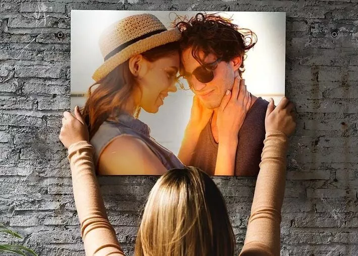 Stampa fotografica in metallo di mamma e figlia sulla libreria
