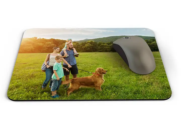 Tappetino per mouse personalizzato con una famiglia felice con il loro cane in un campo baciato dal sole. Crea il tuo design unico!