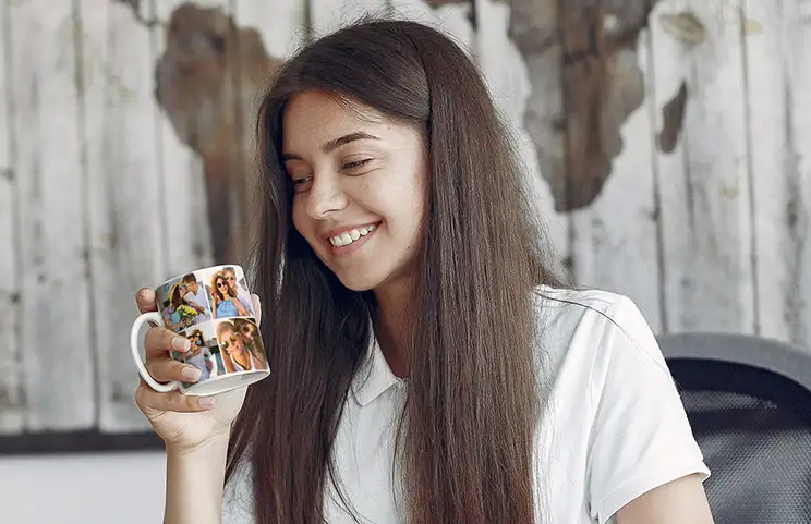 Ragazza che tiene una tazza con design collage di foto di coppia