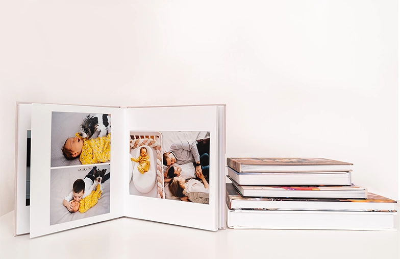 Animale domestico e donna che guardano album fotografico di famiglia personalizzato con design su misura