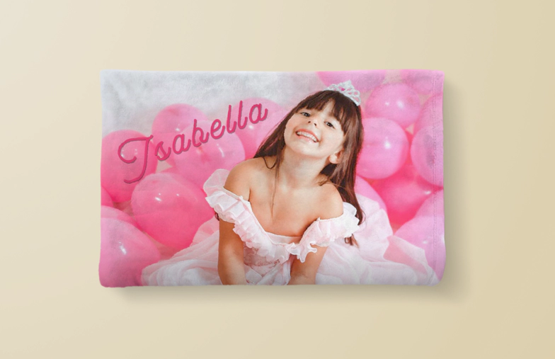 Coperta personalizzata in visone piegata con collage di piccole foto delle vacanze