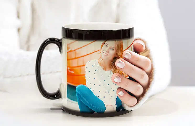 Coppia che tiene due tazze magiche che cambiano colore con testo personalizzato di Printerpix