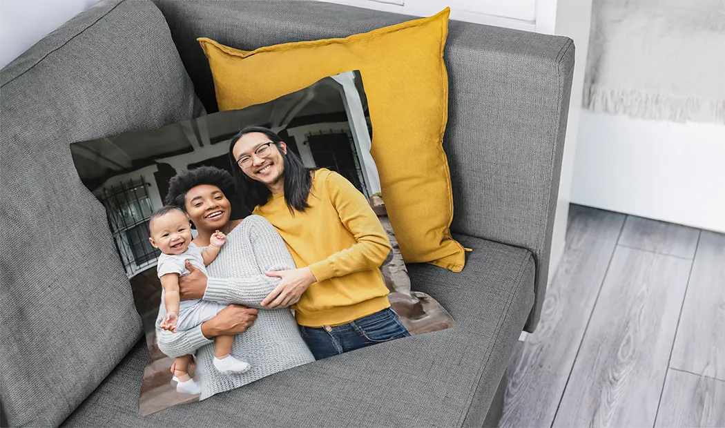Cuscino personalizzato con una foto di famiglia felice, posizionato su un divano. Crea un ricordo unico!
