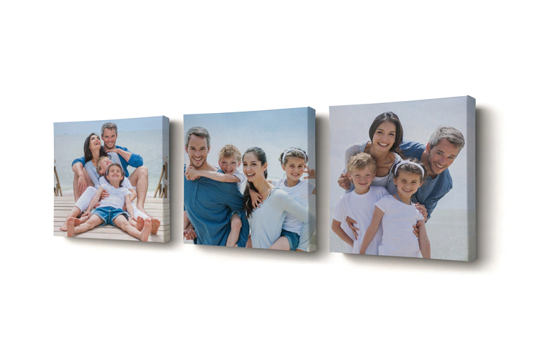 Mamma e quattro bambini piccoli seduti sul divano davanti a quattro tele fotografiche
