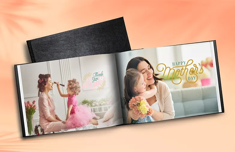 Coppia guarda libro fotografico personalizzato con copertina in pelle realizzato da Printerpix