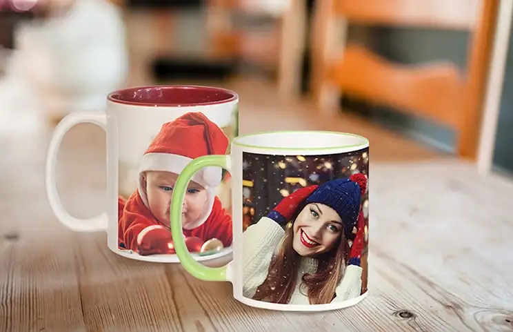 Due tazze da caffè personalizzate colorate con collage di foto di famiglia