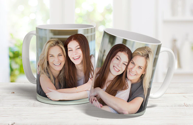 Coppia che si bacia con tazze personalizzate con testo