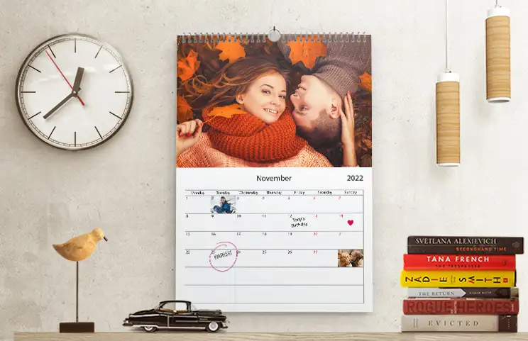 Coppia romantica in soggiorno con calendario da parete personalizzato 2020 con foto di proposta