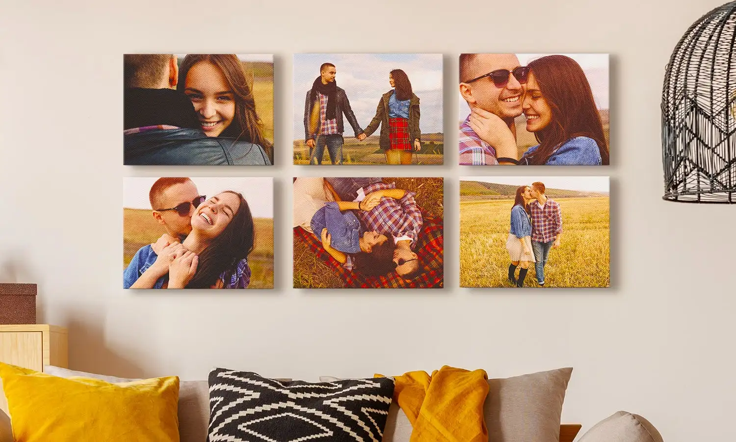 Un uomo ha il braccio sulla spalla di una donna mentre sono seduti nella vasca da bagno di fronte a un muro rosso con 3 stampe su tela