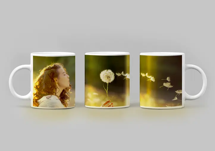 Coppia che si bacia con tazze personalizzate con testo
