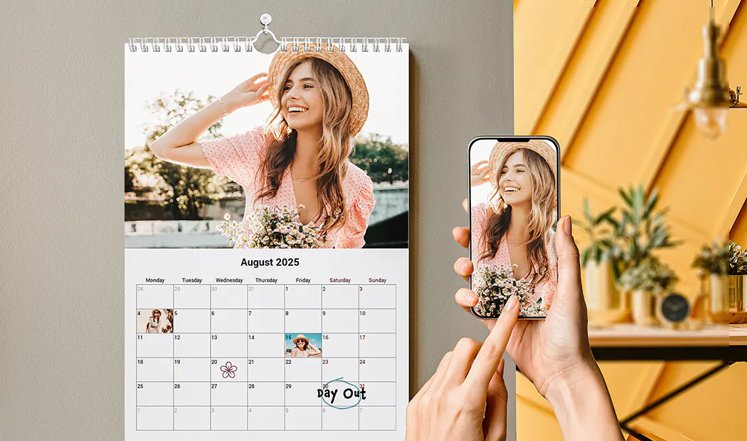 Coppia romantica in soggiorno con calendario da parete 2020 personalizzato con foto di proposta
