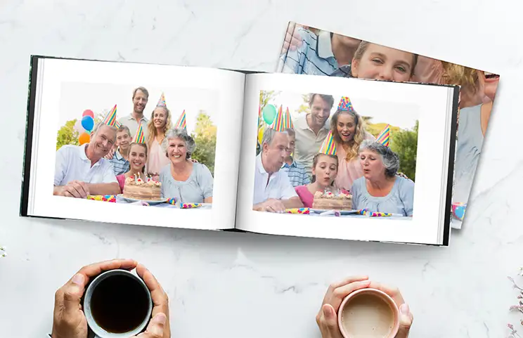 Fotolibro con copertina rigida nella libreria