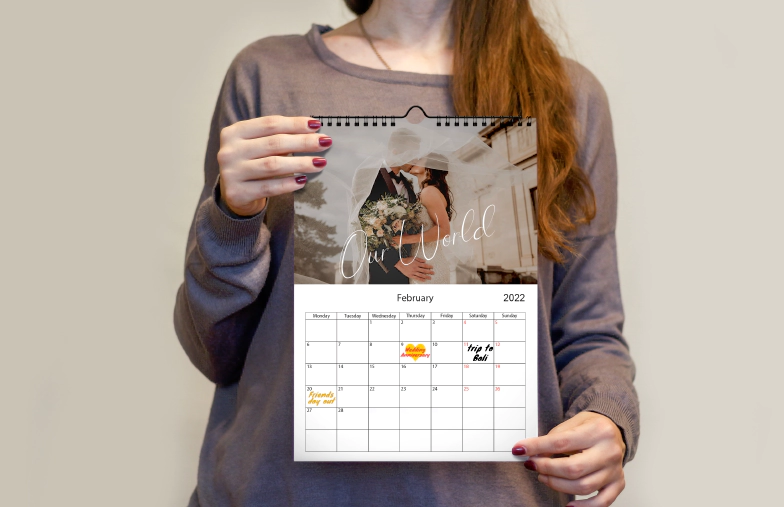 Coppia romantica in soggiorno con calendario da parete 2020 personalizzato con foto di proposta