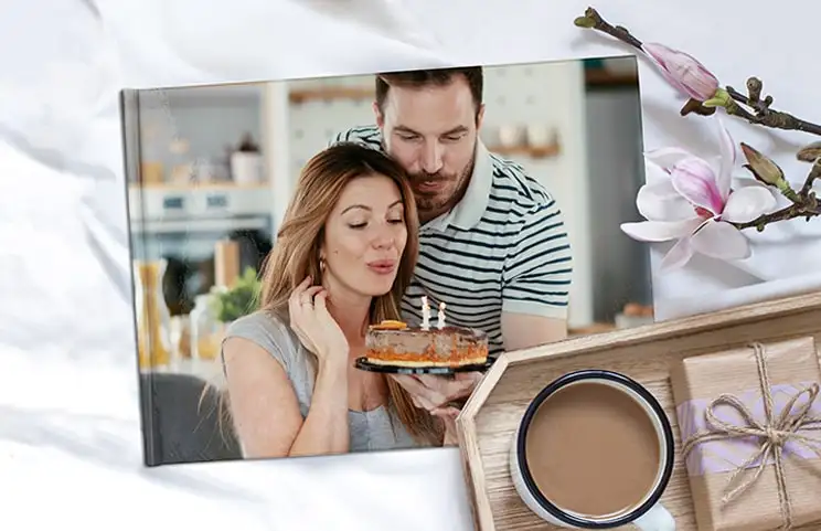 Fotolibro con copertina rigida nella libreria