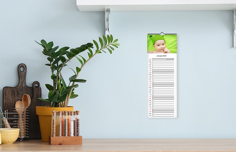 Coppia romantica in soggiorno con calendario da parete personalizzato 2020 con foto di proposta