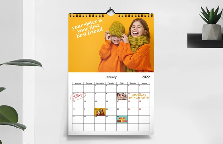 Coppia romantica in soggiorno con calendario da parete personalizzato 2020 con foto di proposta