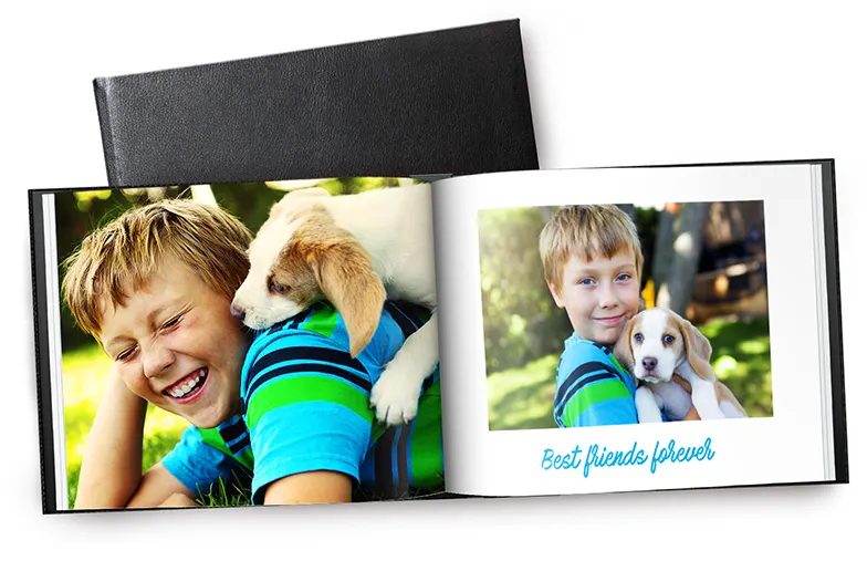 Coppia anziana stampa grandi foto personalizzate in album fotografico in pelle