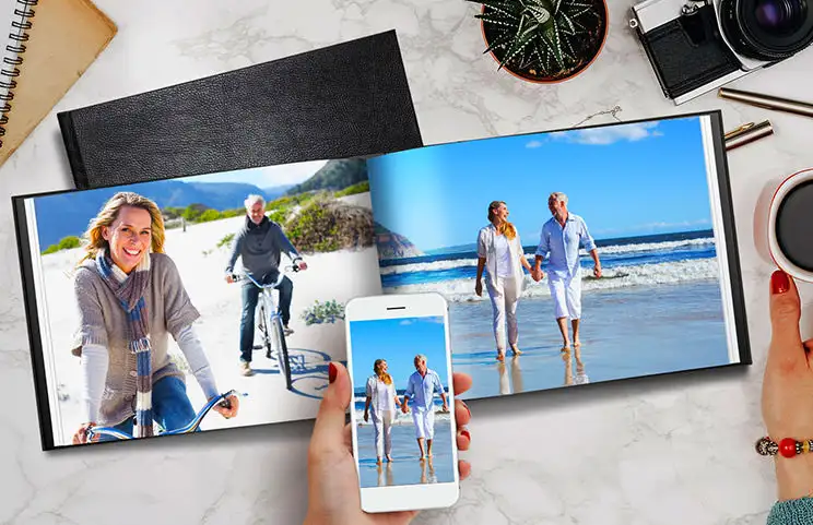 Coppia anziana stampa grandi foto personalizzate in album fotografico in pelle