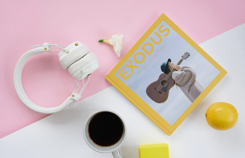 Due persone che guardano libro fotografico personalizzato di Printerpix con foto di matrimonio e sposa