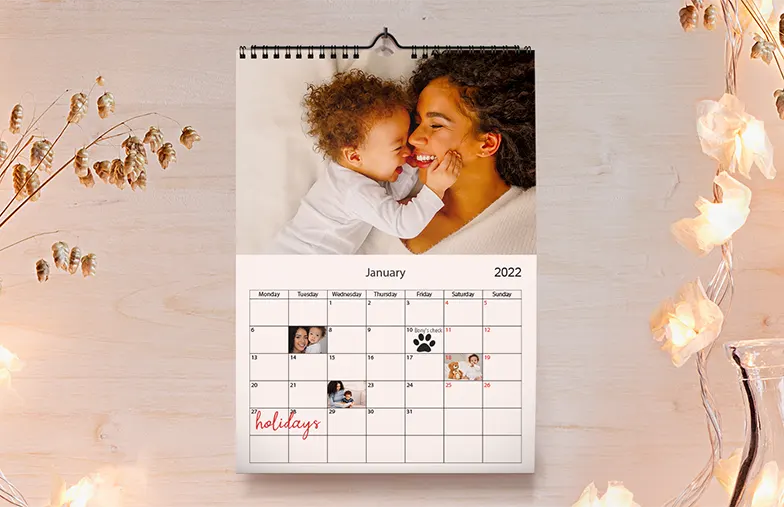 Foto di cani su calendario fotografico di design personalizzato appeso al muro