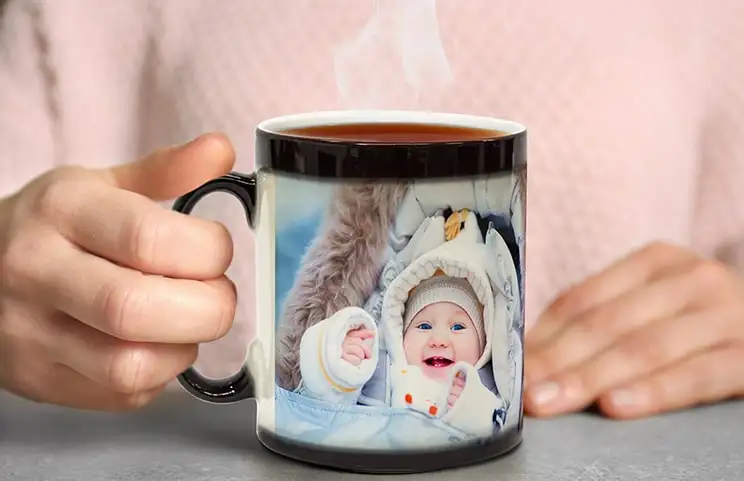 Tazza magica personalizzata con foto rivelata di una giovane donna