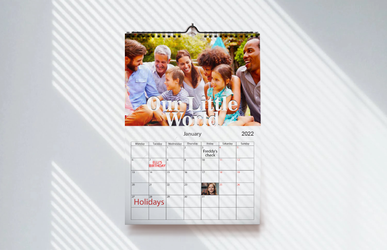 Foto di cani su calendario fotografico di design personalizzato appeso al muro